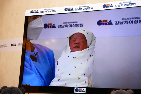 2022년 1월 1일 0시에 강남차여성병원에서 태어난 꾸물이(3.44kg 여아). <강남차여성병원 제공>